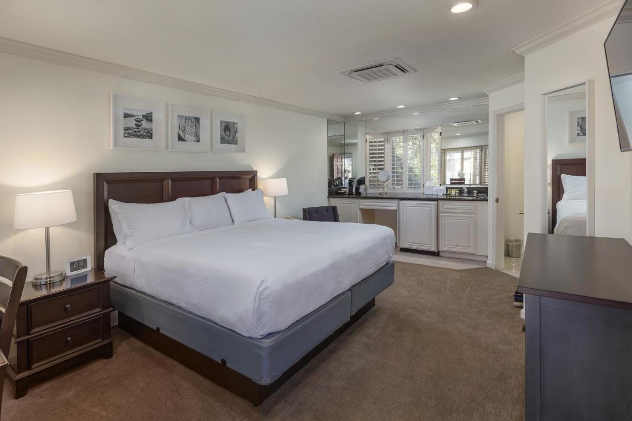 Habitación con cama extragrande.