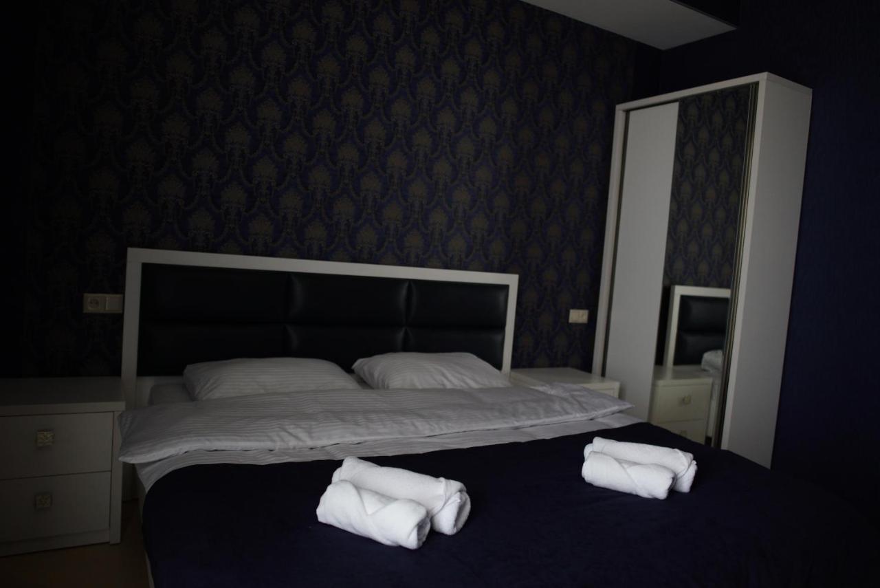 Zimmer mit Kingsize-Bett und Bergblick