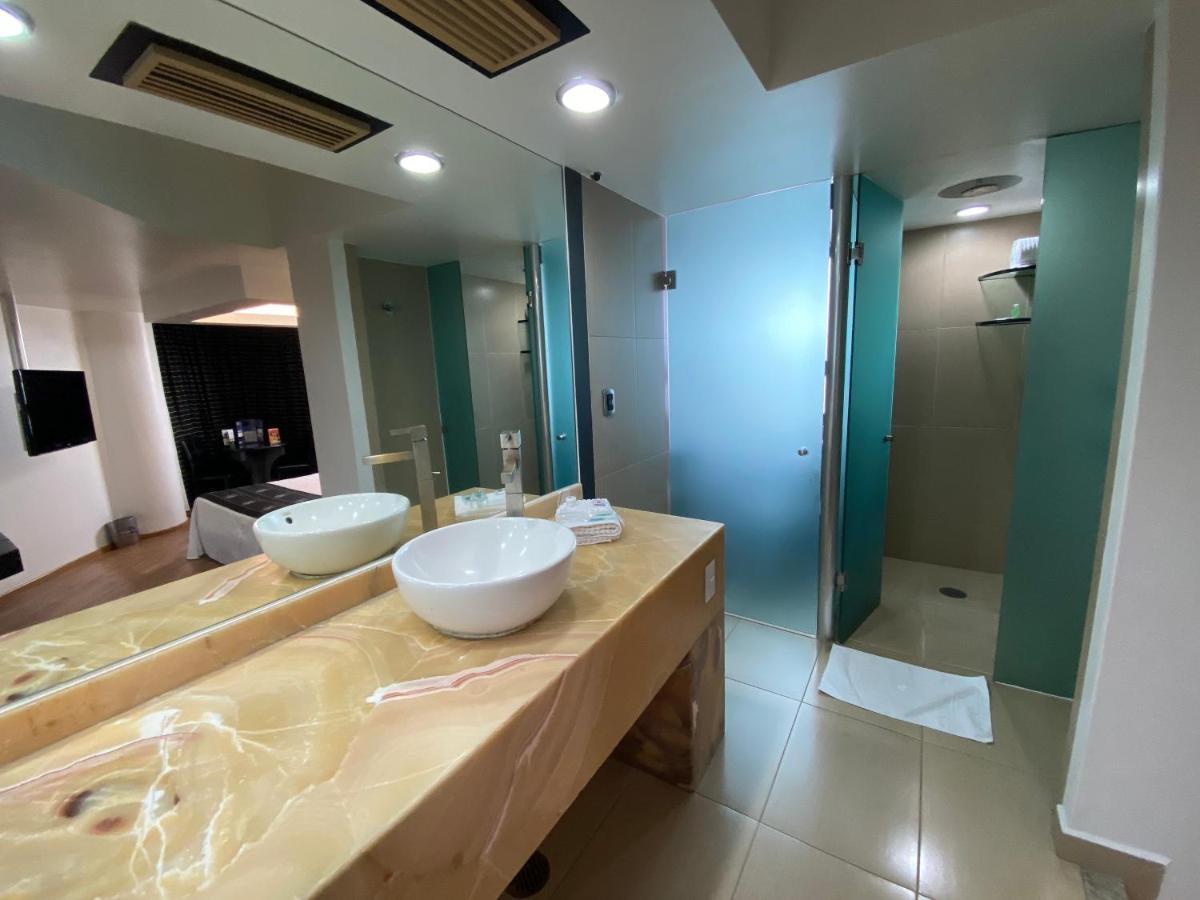 Habitación con 2 camas grandes