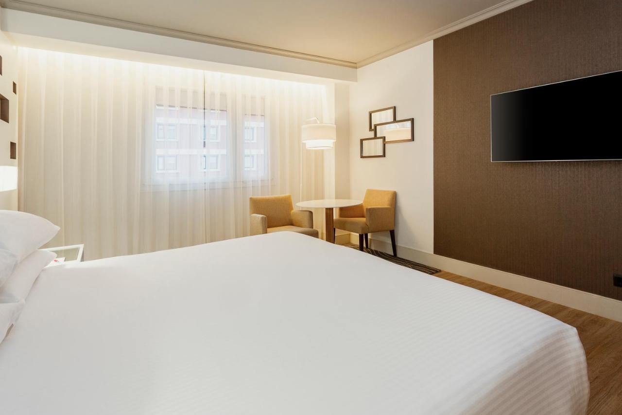 Executive King Room with Lounge Access and Parking included