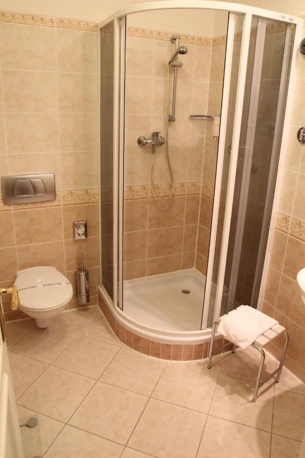 Standard Doppelzimmer mit Zugang zum Pool und zum Wellnessbereich