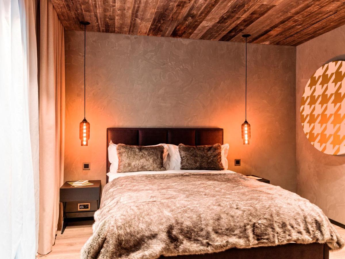 One-Bedroom Deluxe Apartment