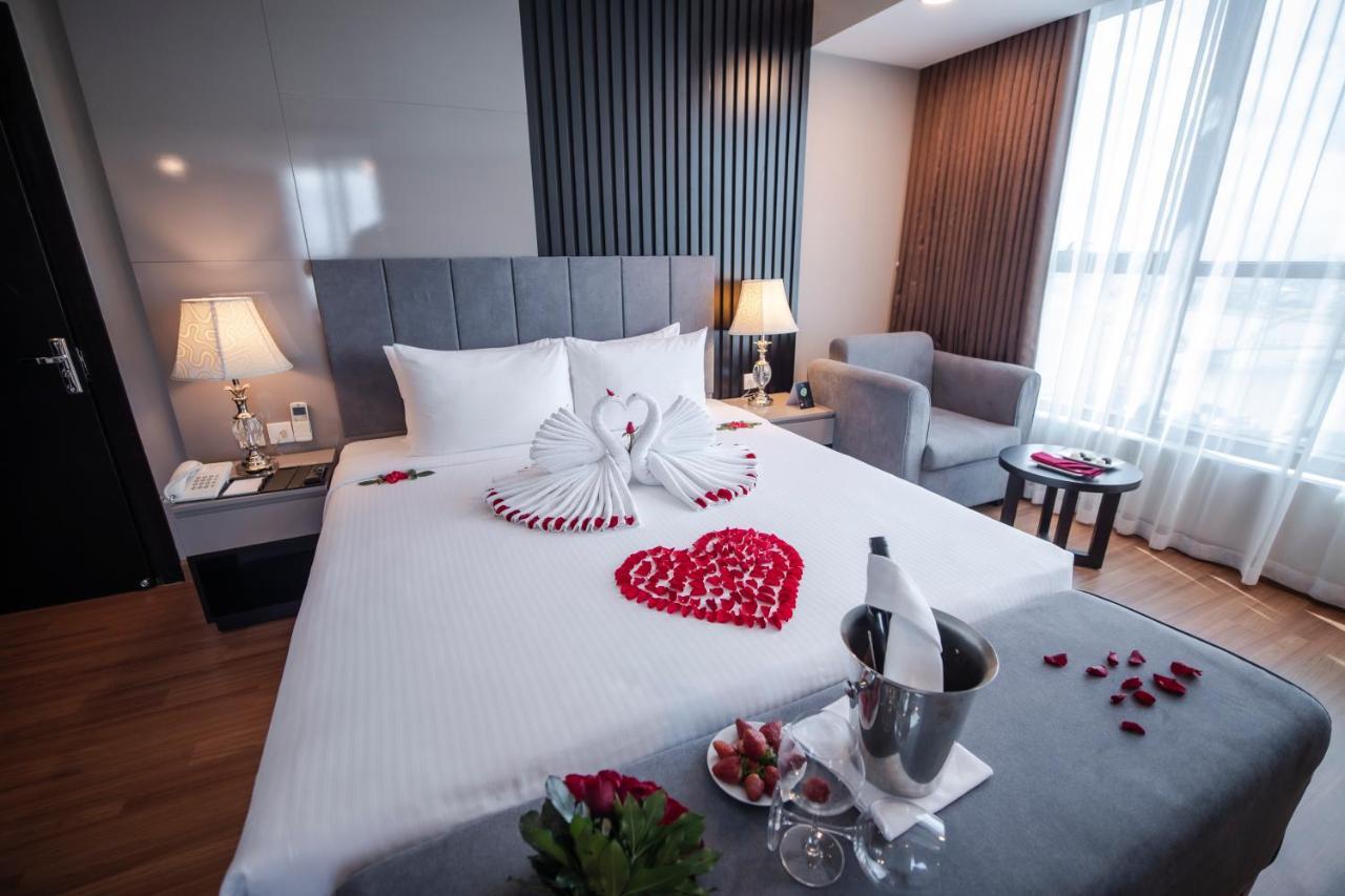 Executive Panoramic River View Suite Room with Jacuzzi Bathtub