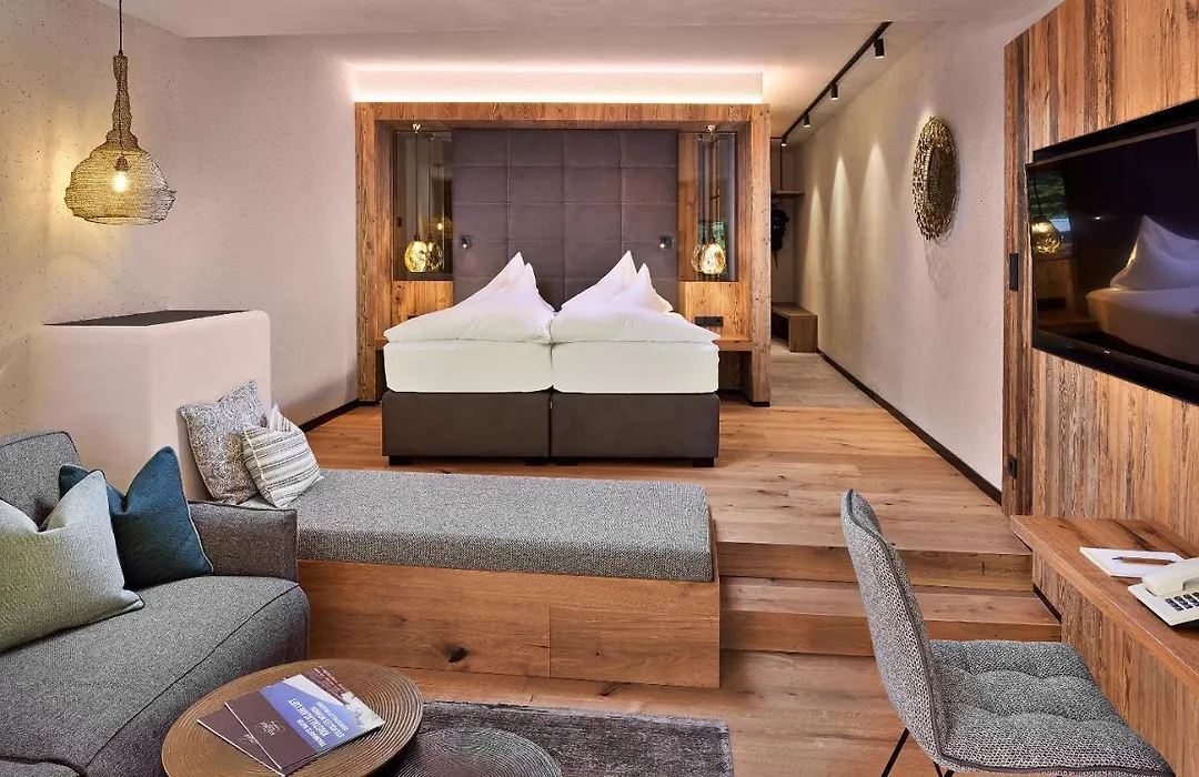 Hotel Berghof Crystal Spa & Sports-1