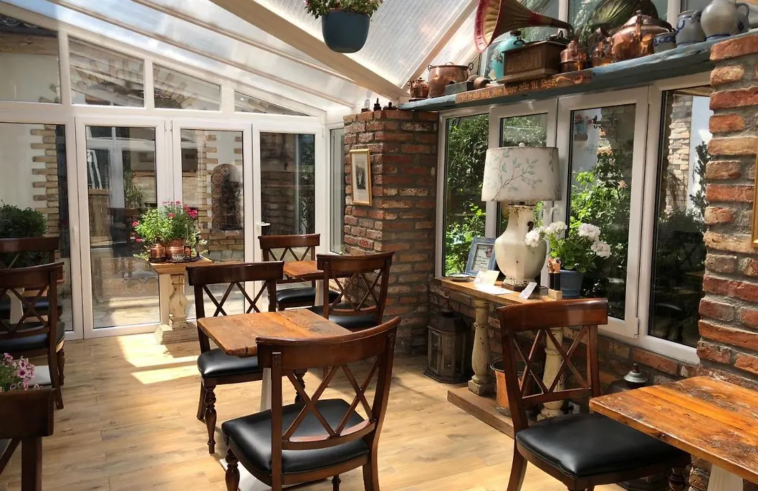 Paul'S Fantasia Boutique Suites-1