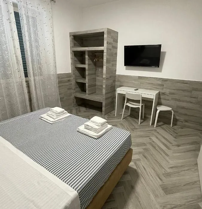 Holiday Rooms Rho-1