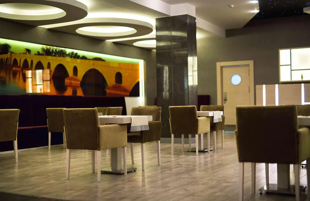Hilly Hotel-1