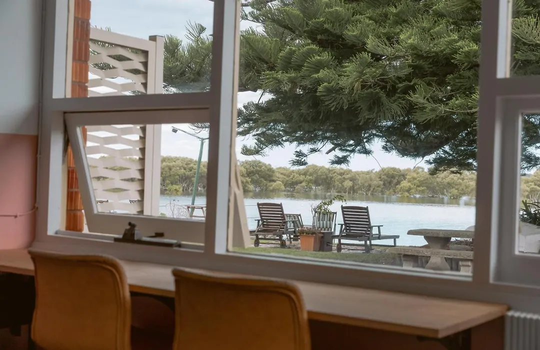 Black Swan Waterfront Motel (Adults Only)-1