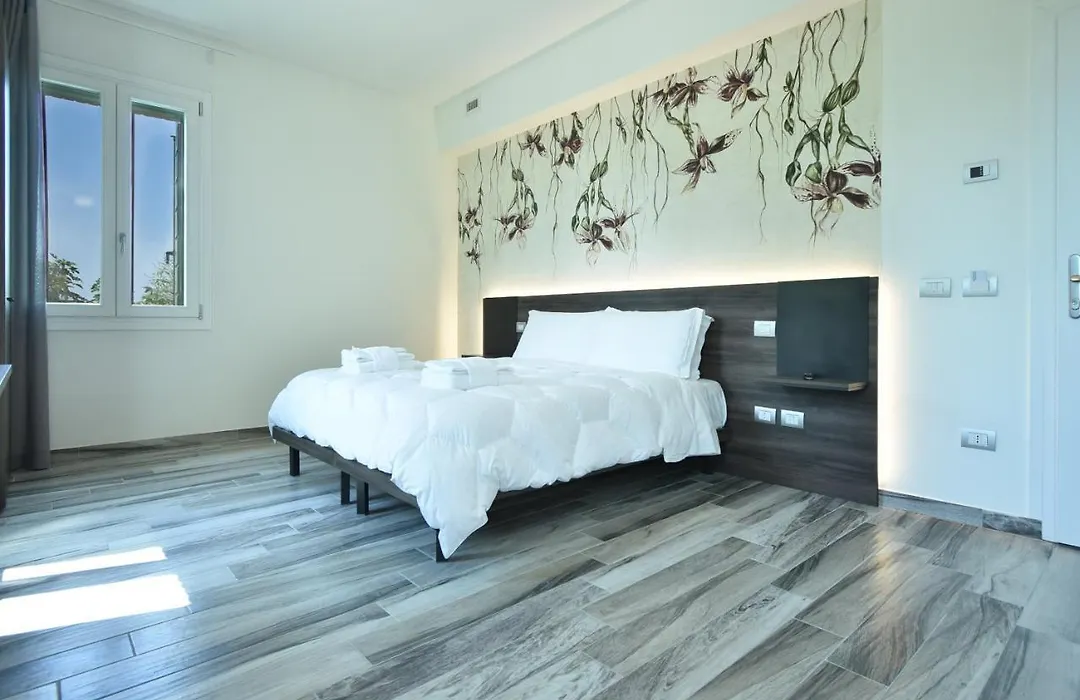 Welc-Om Royal Garden Luxury Rooms-1