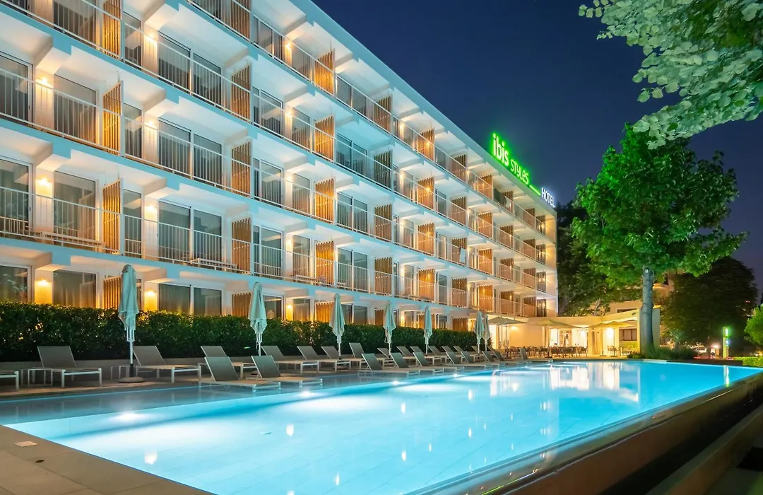 ibis Styles Golden Sands Roomer Hotel-1