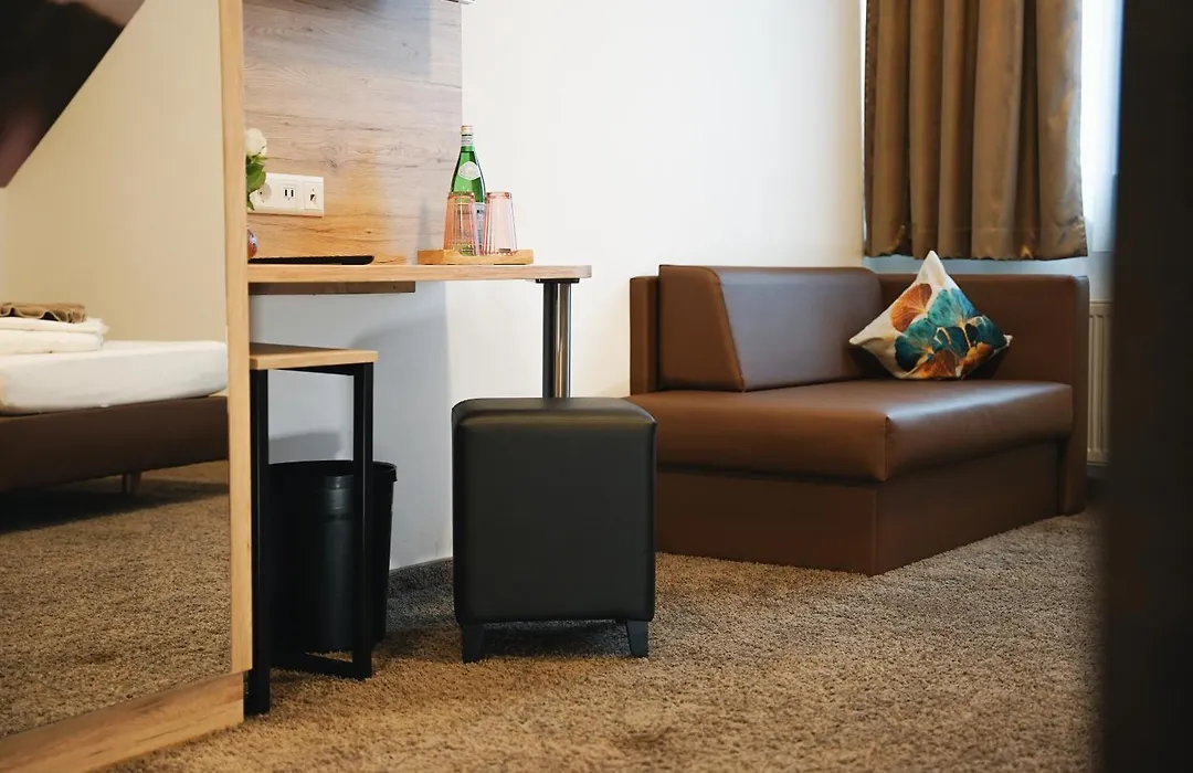 Outlet Hotel-1