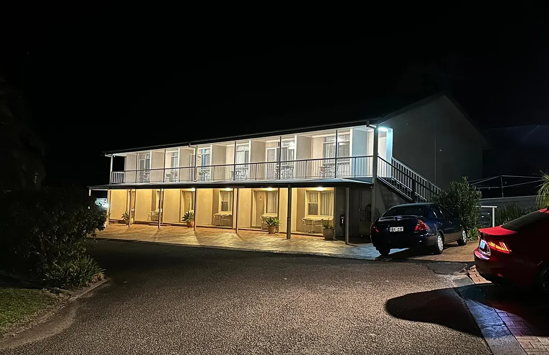 Holiday Lodge Motor Inn-1