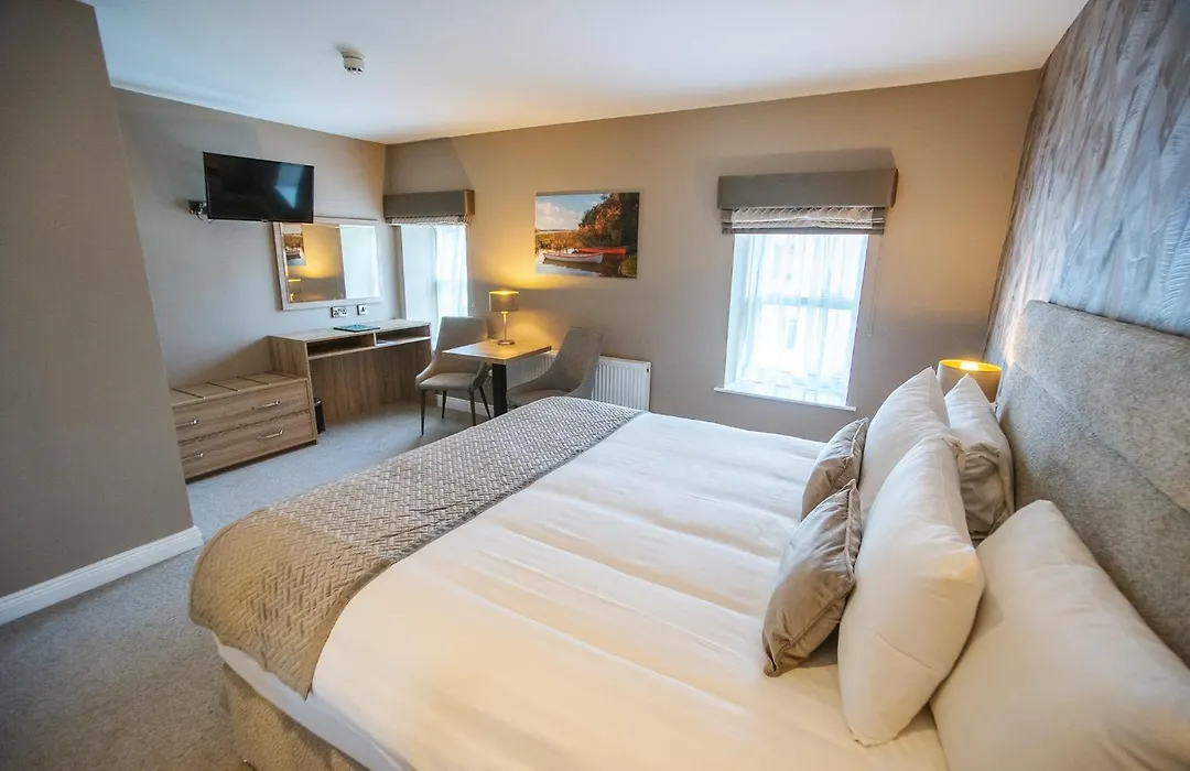 Castle Varagh Hotel & Bar-1