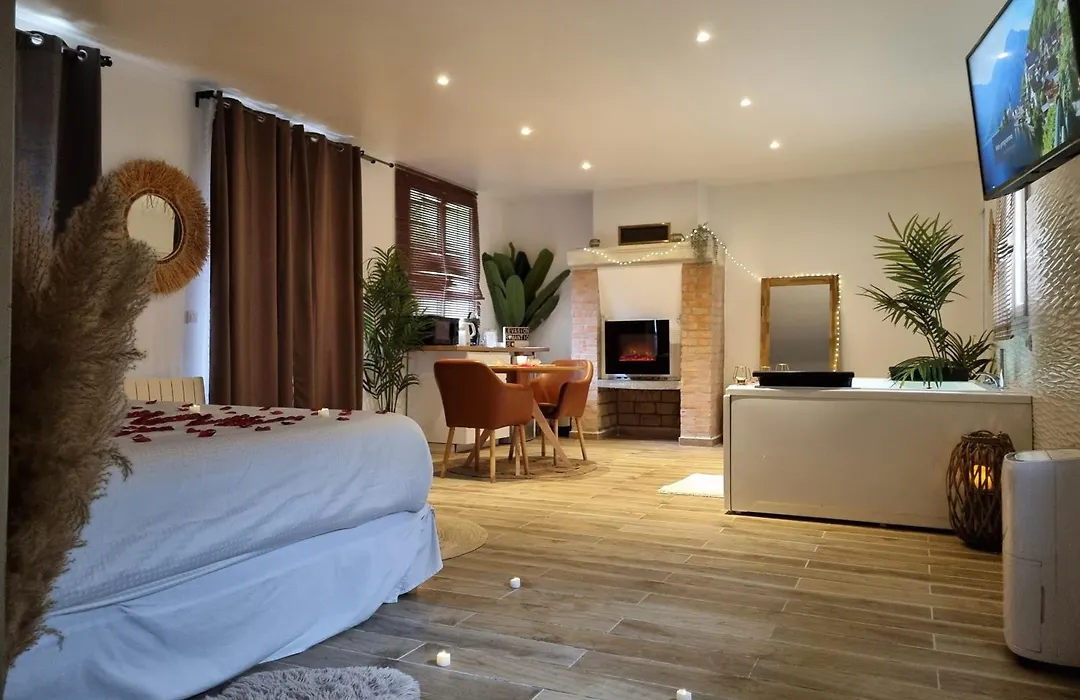 Evasion Romantique suite de luxe jacuzzi jardin privé proche Paris-1