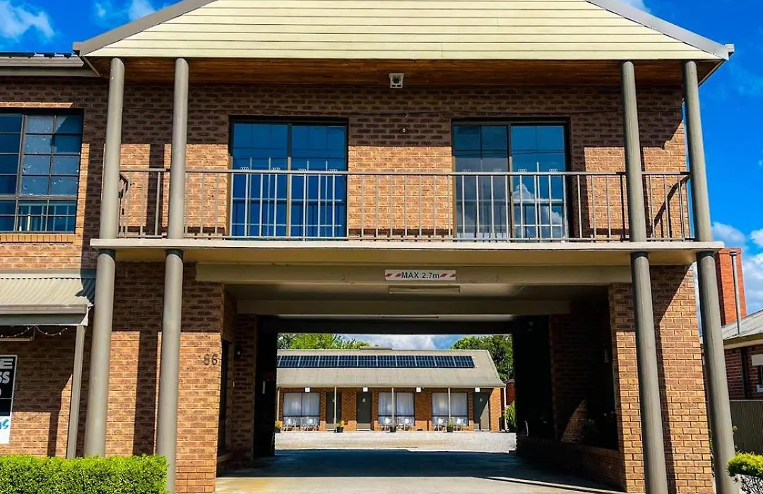 Holbrook Town Centre Motor Inn-1