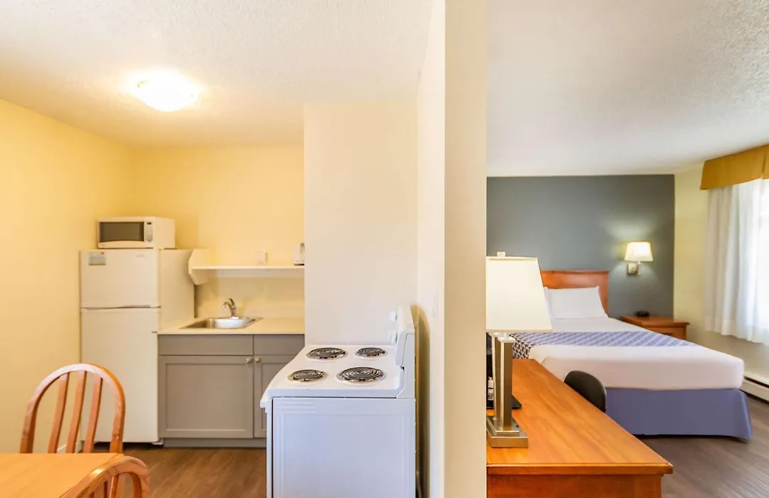 Econo Lodge Inn & Suites Calgary - University-1