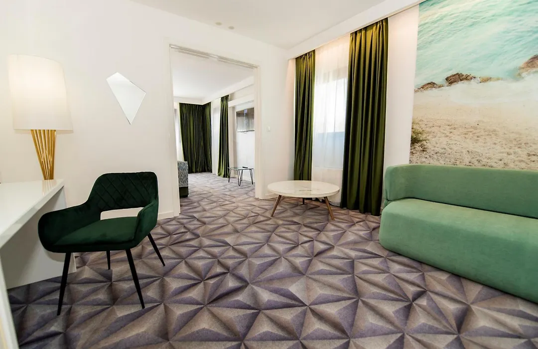 Hotel Luxe-1