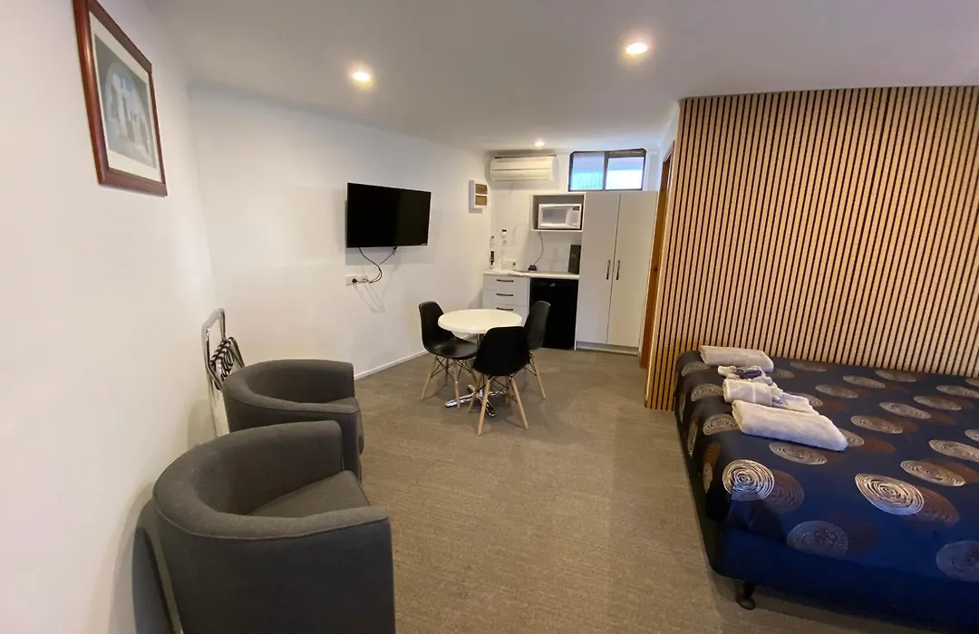 Golden Country Motel And Caravan Park-1