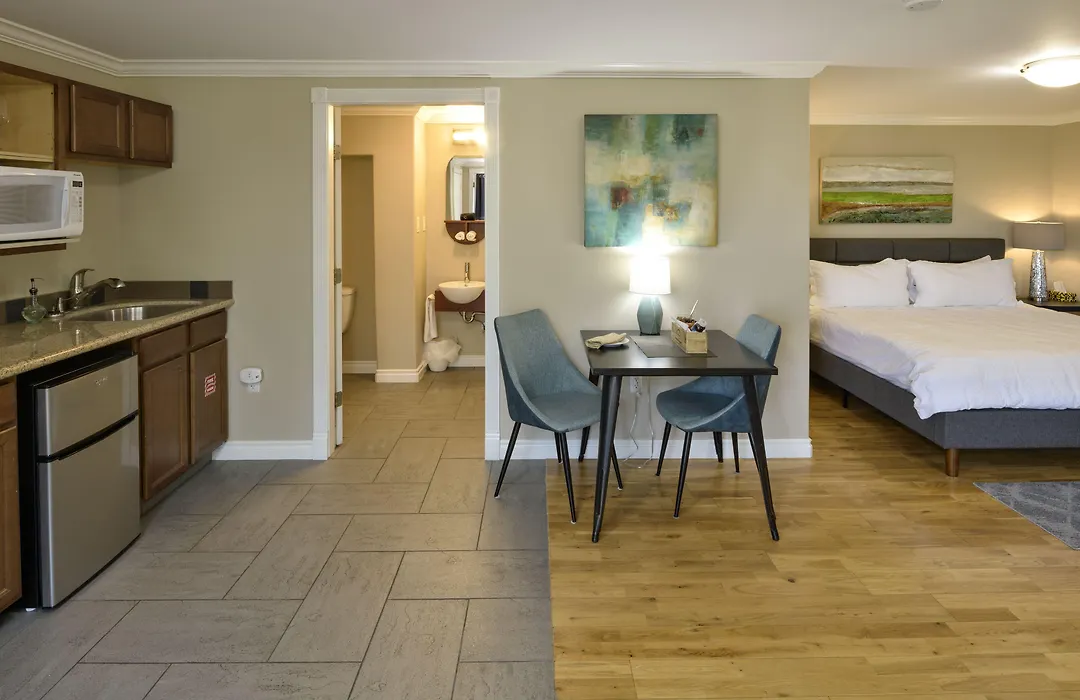 Above The Beach Guest Suites-1