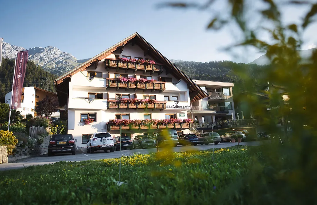 Hotel Die Arlbergerin - Design&Tiroler Gemütlichkeit-1