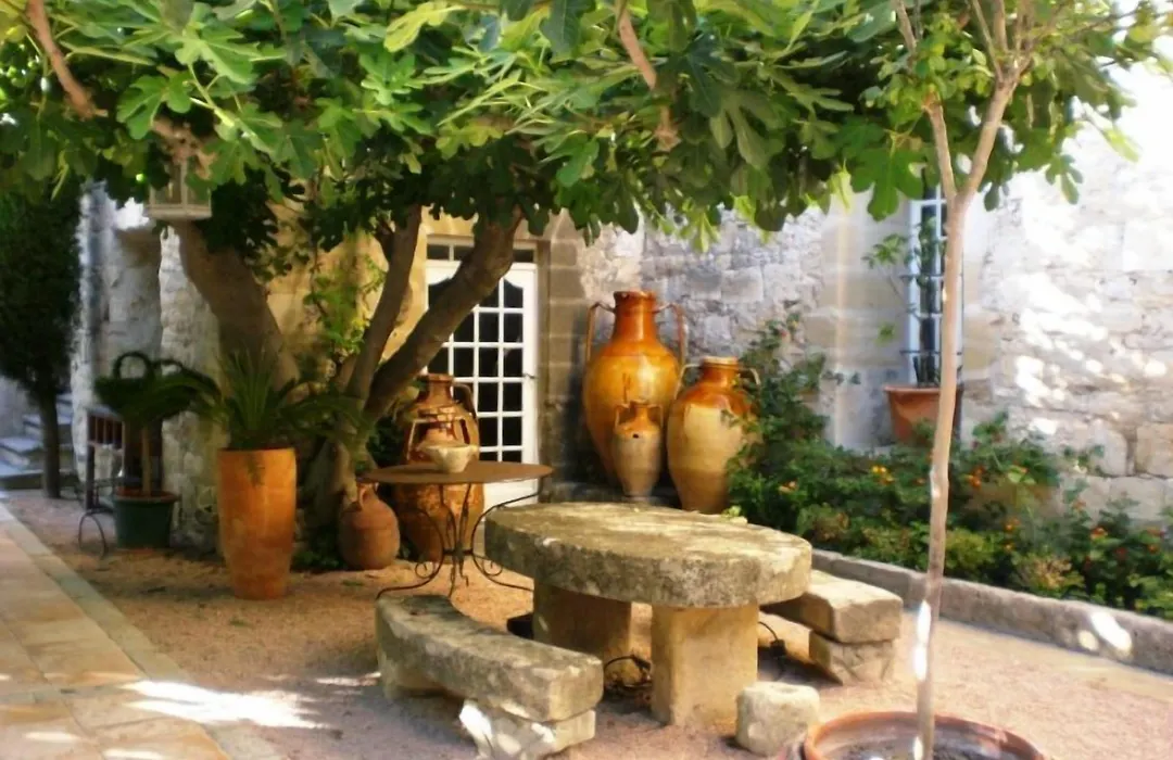Château d'Arpaillargues les Collectionneurs-1