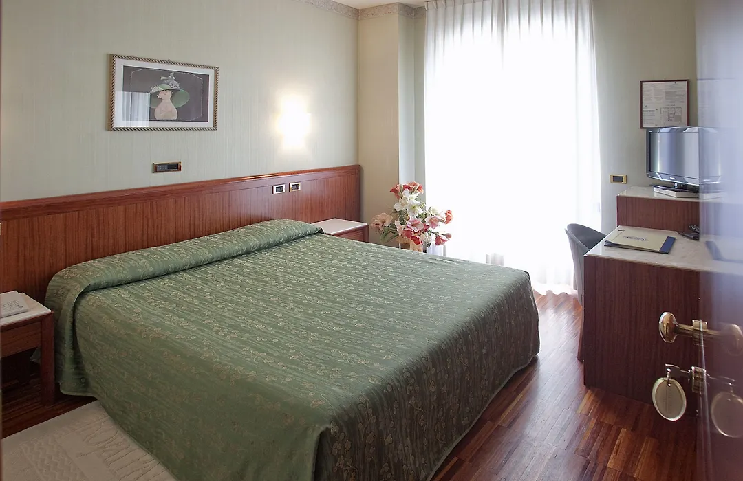 Palace Hotel Civitanova - stazione, centro città e mare-1