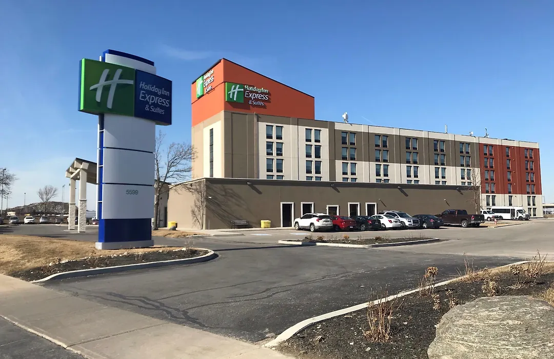Holiday Inn Express & Suites Toronto Airport West By Ihg-1