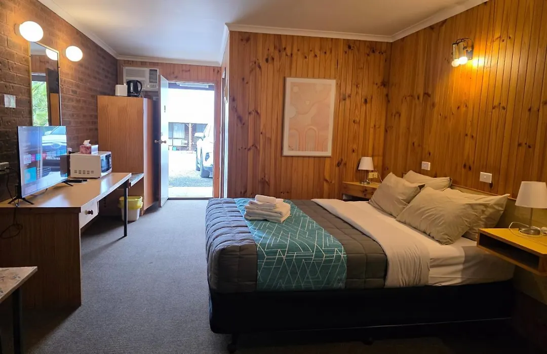Country Roads Motor Inn-1