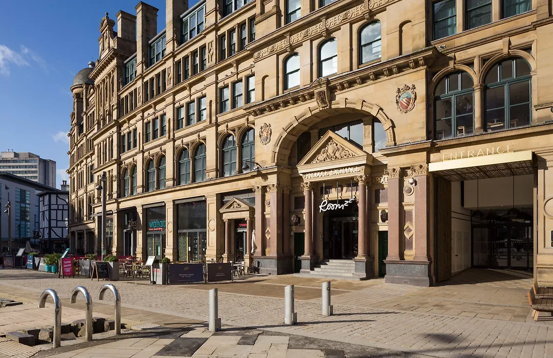 Roomzzz Manchester Victoria-1