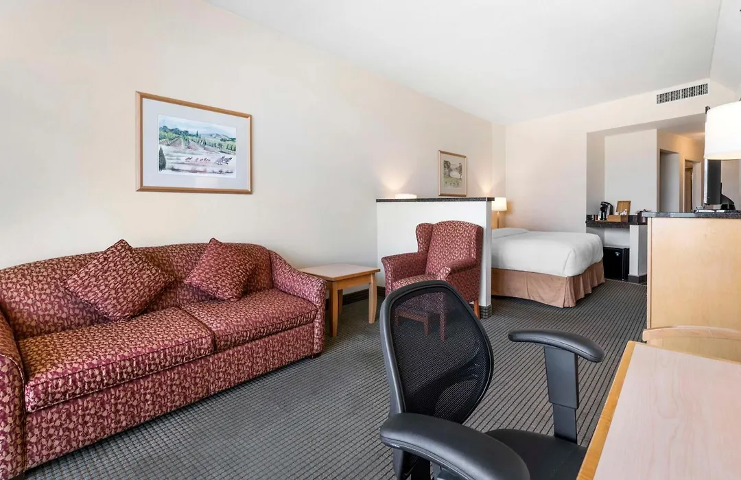 Best Western Plus Kelowna Hotel & Suites-1