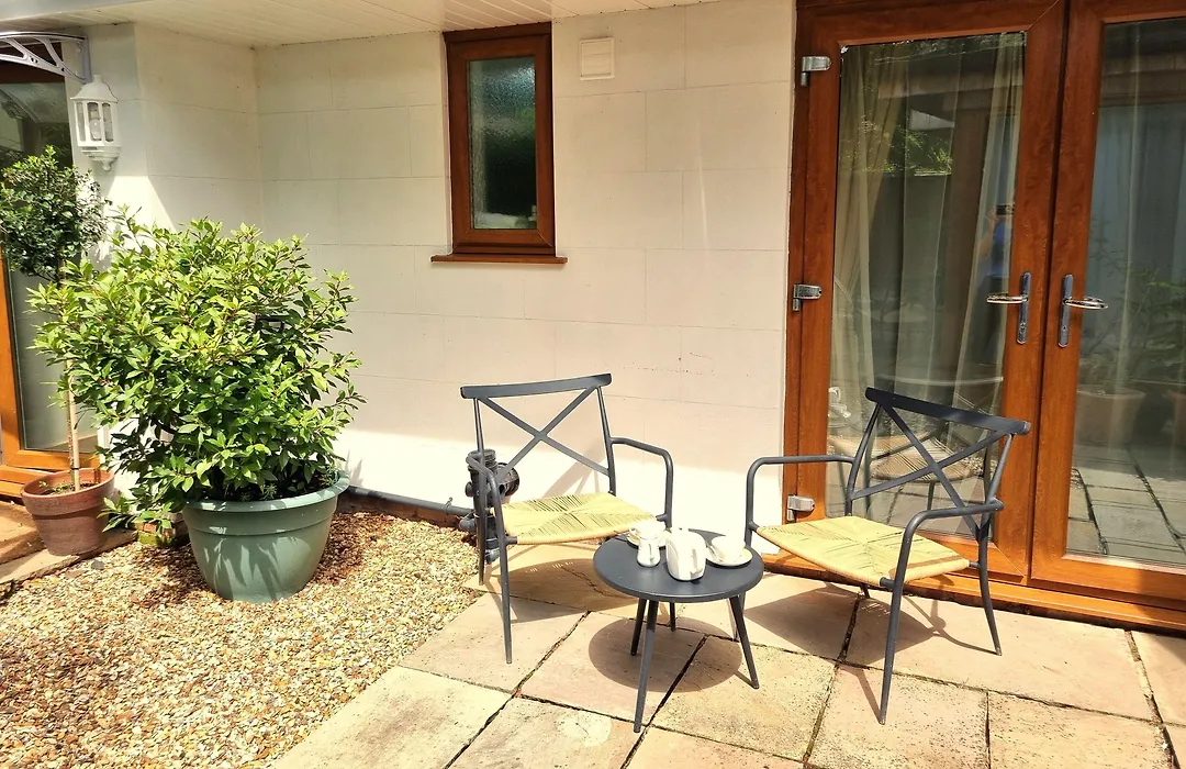 Oak Tree Rooms Ltd-1