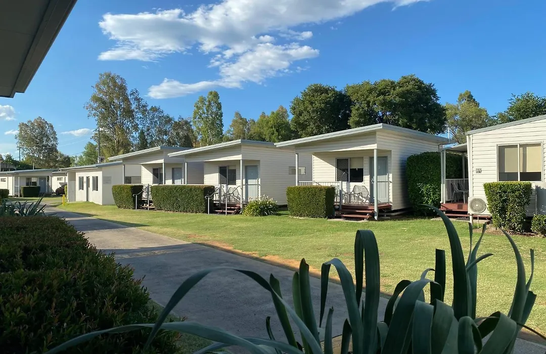 Chinchilla Motor Inn-1