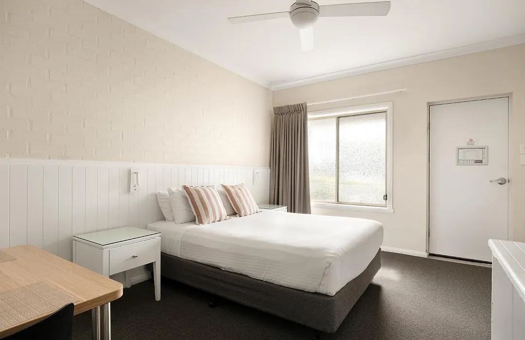 Catalina Motel Lake Macquarie-1