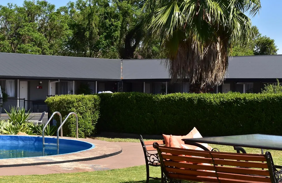 Country Leisure Motor Inn-1