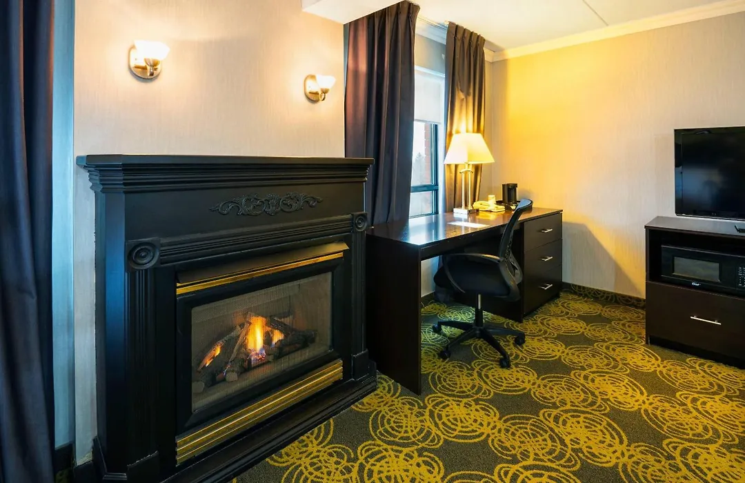 Comfort Hotel & Suites-1