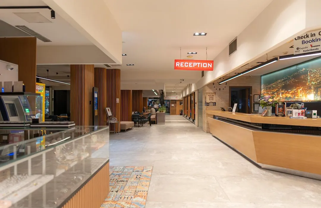 Hollywood Hotel-1