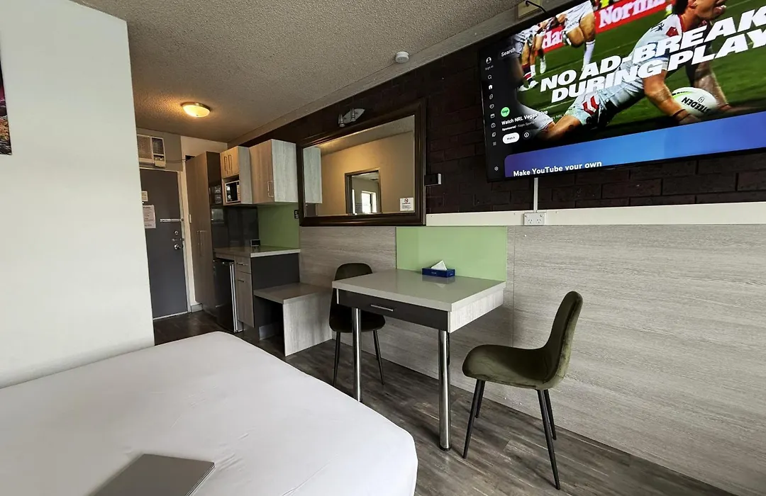 Le George Motel-1