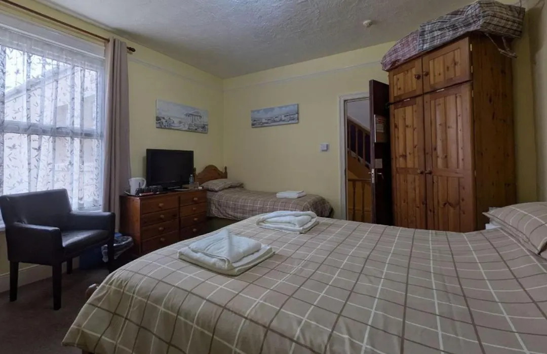 Kingswinford Guest House With Free Parking-1