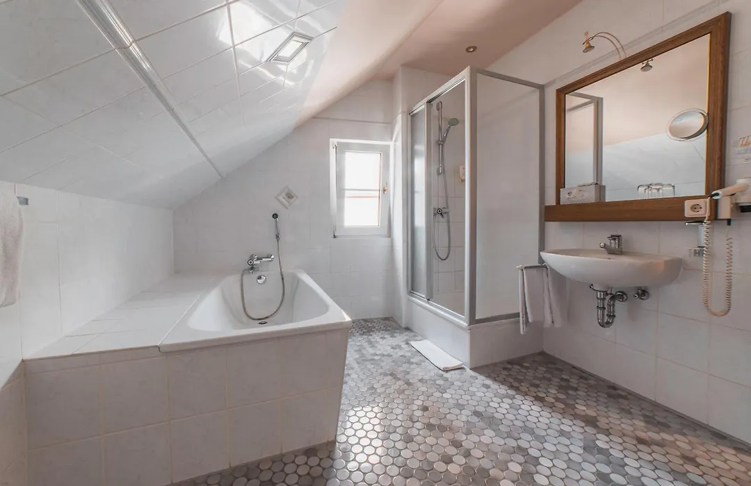 AKZENT Hotel Berg's Alte Bauernschänke- Wellness und Wein-1