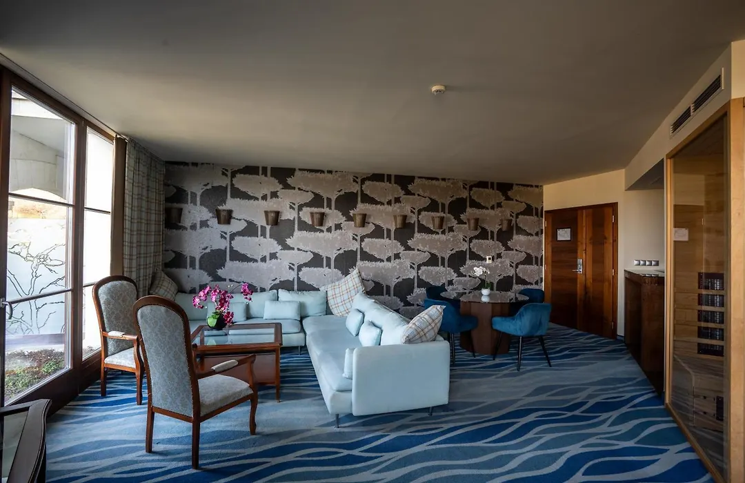 Hotel Cascade Resort & Spa-1
