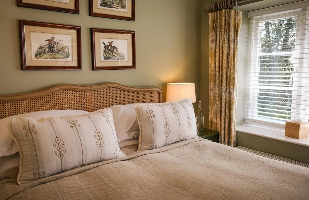 Cowdray Lodge B&B Rooms-1