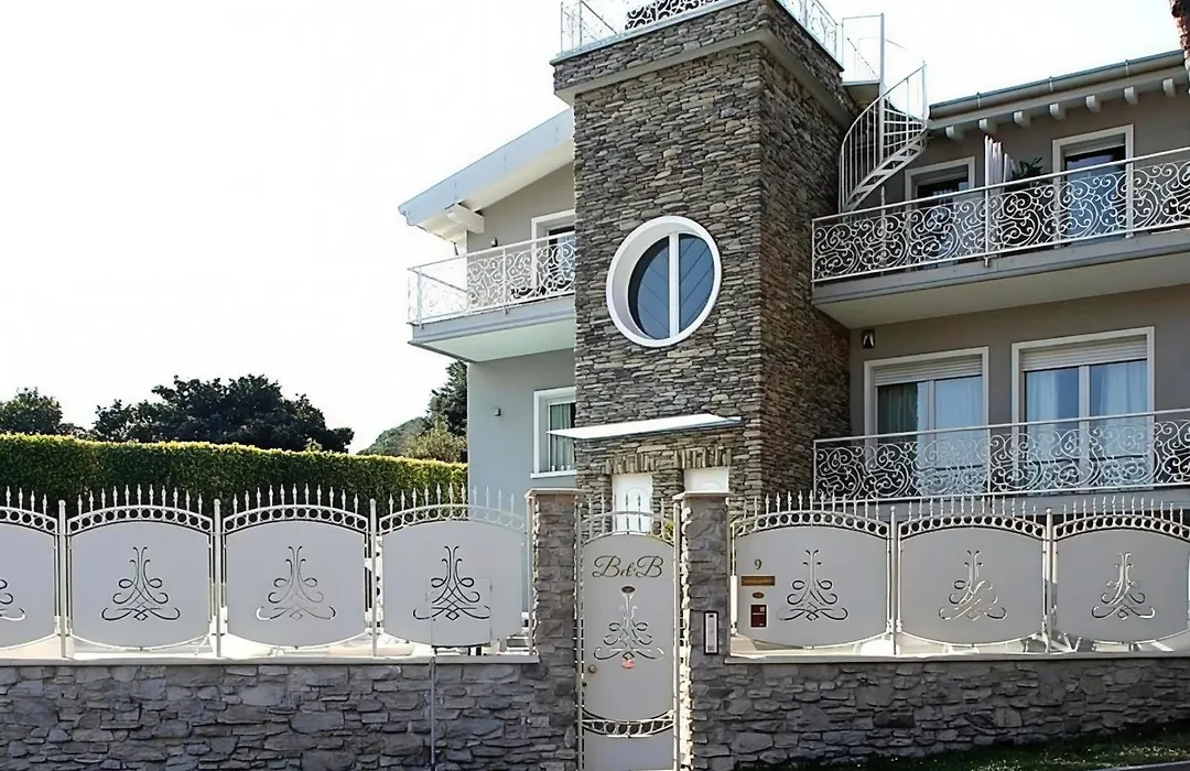 BELLAVISTA EXCLUSIVE B&B in zona centrale con piscina riscaldata-Jacuzzi vista lago LA COLAZIONE viene servita in una pasticceria rinomata ed esclusiva esterna alla struttura-1
