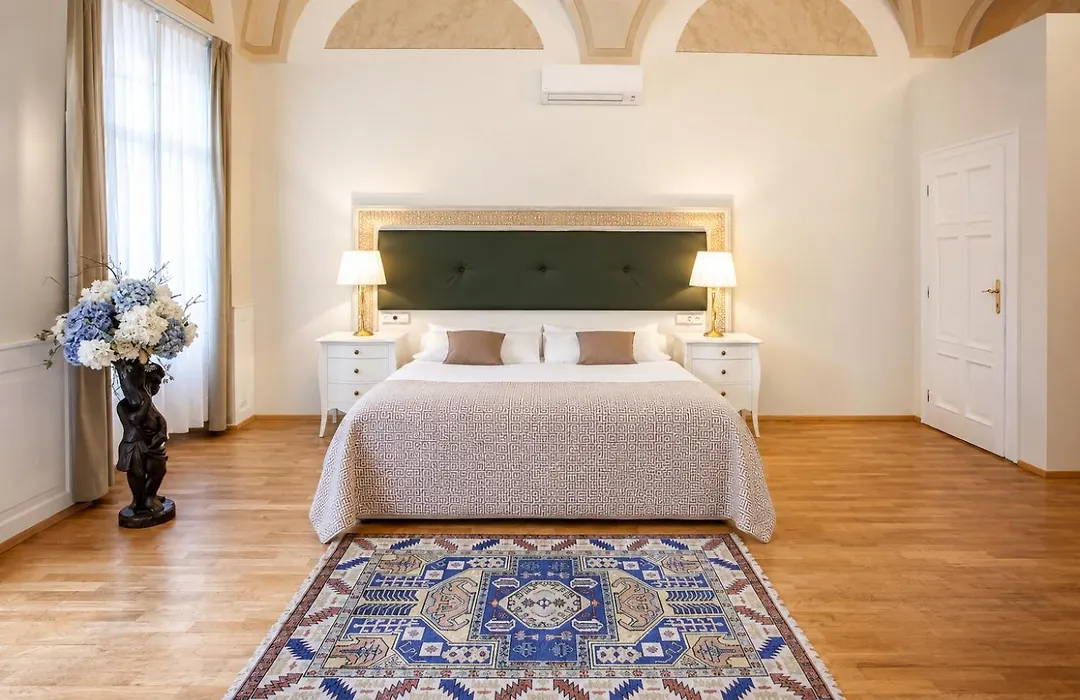 Little King Hotel U Malvaze-1