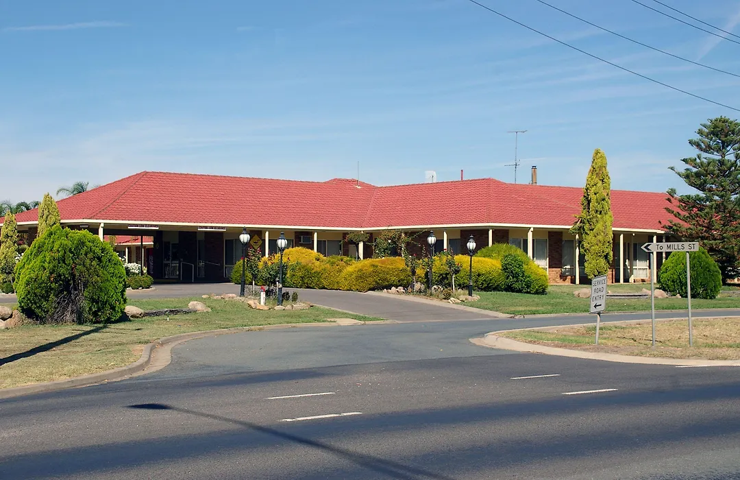 Pines Country Club Motor Inn-1