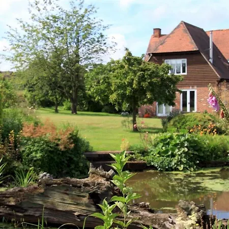 Field Farm Cottage B&B-2