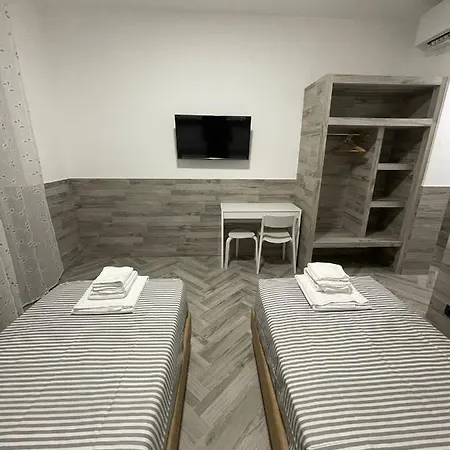 Holiday Rooms Rho-3