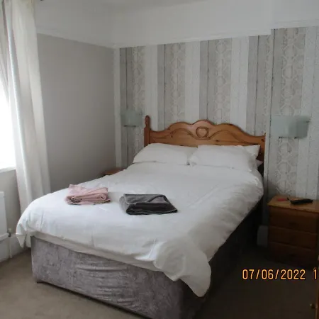 Sefton Lodge Seafront ,Panoramic Sea View Ensuite Balcony Rooms Available, Guest Garden-3