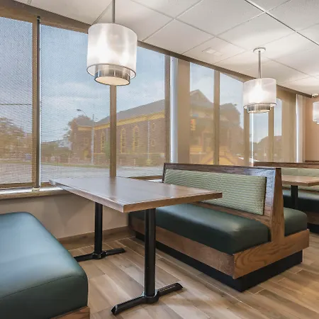 Quality Inn & Suites Windsor - Downtown-2