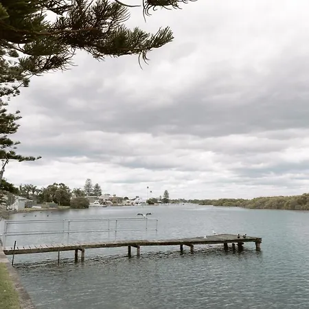 Black Swan Waterfront Motel (Adults Only)-3
