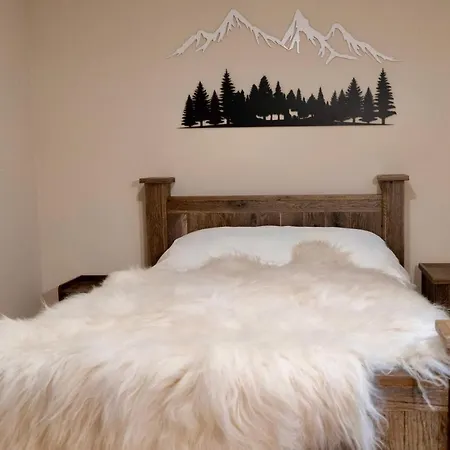 Romantic Luxury Retreat With Private Sauna & Spa, Pet Friendly, Elkside Hideout B&B-2